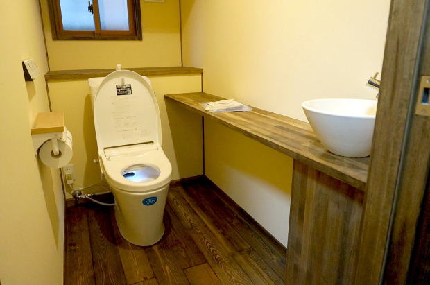 トイレの腰壁は無垢材の赤松材