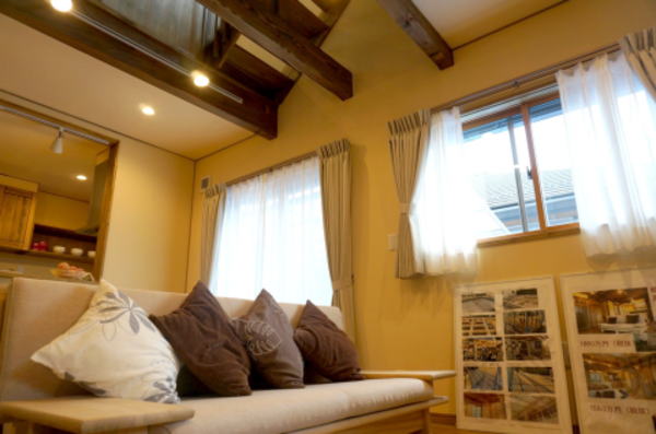 <font size="+1">���r���O�̐��������Ƀ��t�g�֏オ��X�P���g���K�i��ݒu��������</font>