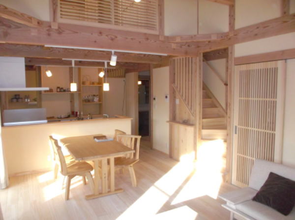 <font size="+1">���r���O�K�i�̋󒲂��z�����邽�߂̂Q�K�̕ǂ̃X���b�g�͊J����</font>