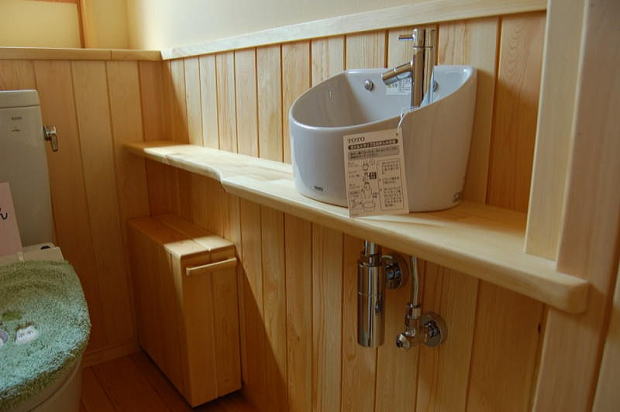 無垢の羽目板とカウンターの手洗い　トイレのリフォーム　所沢市事例写真