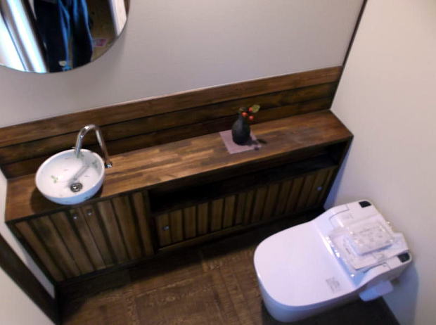 古民家風のトイレの手洗いカウンターと収納