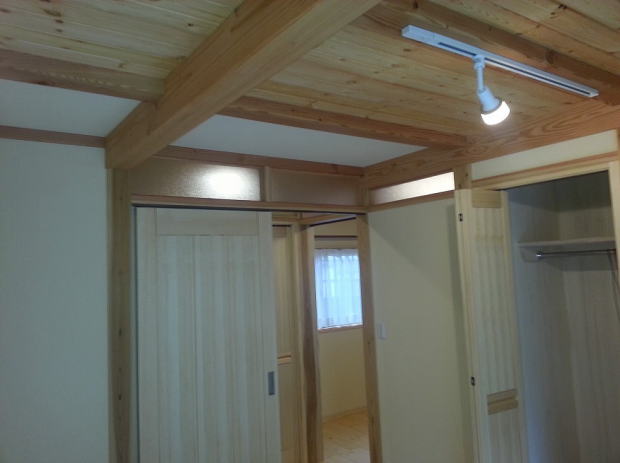 寝室の天井は赤松の無垢材と珪藻土クロスでリノベーション