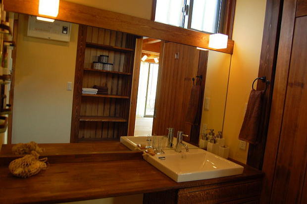赤松材の洗面化粧台は自社の設計施工