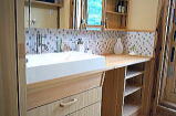 造作洗面化粧台　モザイクタイルと赤松材で作る洗面台