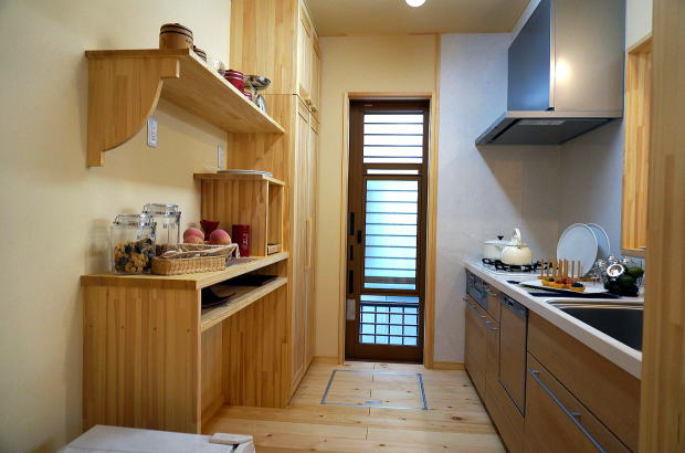 対面キッチンと天然木のオリジナル食器棚と奥は玄関収納をパントリー＆食器棚に利用　埼玉県所沢市のリノベーション事例写真