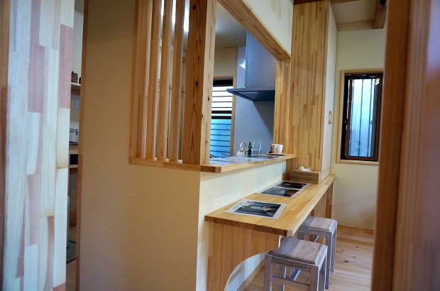 対面キッチンの造作カウンターと収納棚　埼玉県所沢市の天然木リノベーション