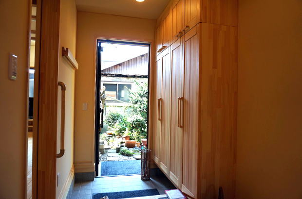 天然木の玄関収納と手作りのコート掛け　埼玉県所沢市事例写真