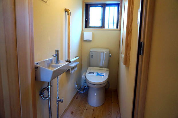 トイレの床も無垢フロアで　手洗い器や壁収納　手すりも　埼玉県所沢市事例写真