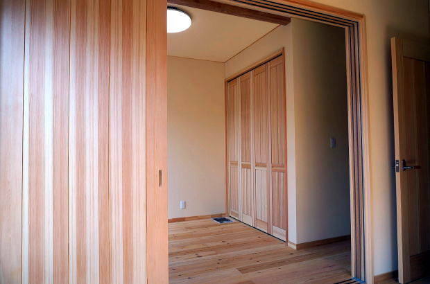 ２階の子供部屋２室の間仕切りに引き込み戸を取付　ひと部屋でも使用できるように