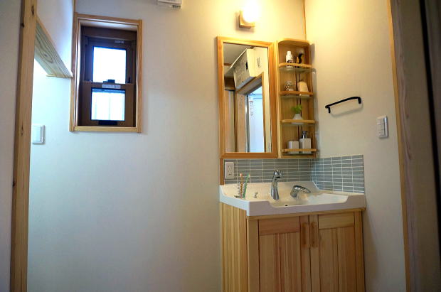 夢ハウスオリジナルの赤松の機能型洗面化粧台事例写真
