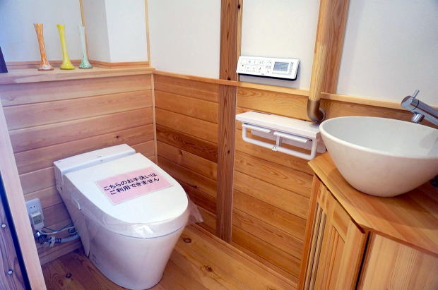 天然木の赤松のトイレの手洗い収納キャビネット