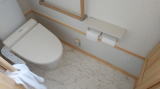 床はトイレ用タフフロア、腰壁はサニタリーパネルを貼ったトイレの内装リフォーム