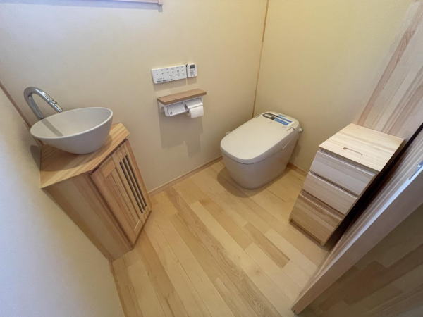 トイレも便器交換して内装リフォームに