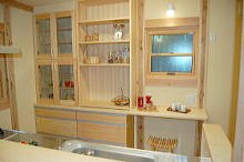オリジナルの赤松の木製食器棚