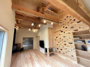 ボルダリング壁のある天然木のリノベーションの家　埼玉県所沢市