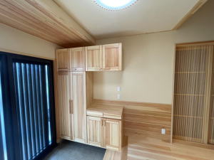 玄関収納はオリジナルの天然木の家具-所沢市リノベーション事例