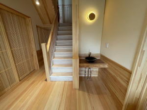 階段は桐材を重ね貼り、柔らかく足腰にやさしい桐材で健康住宅に。玄関の匂いも吸収する効果が-所沢市リノベーション事例