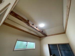 ２階の寝室も天井を上げて丸太梁を見せる-所沢市リノベーション事例